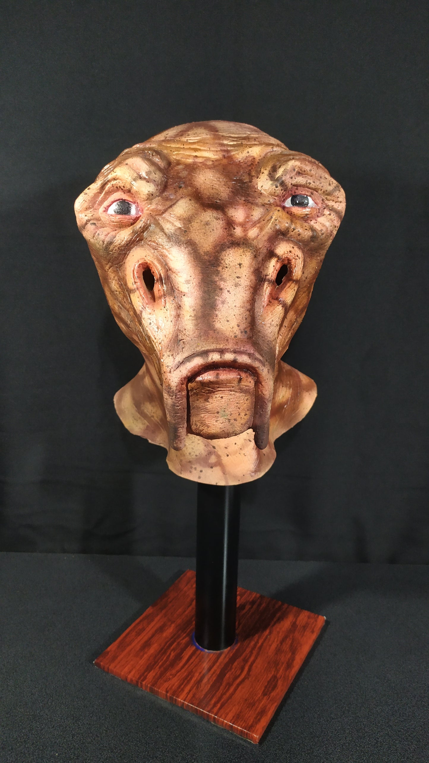 ELLO ASTY LATEX MASK