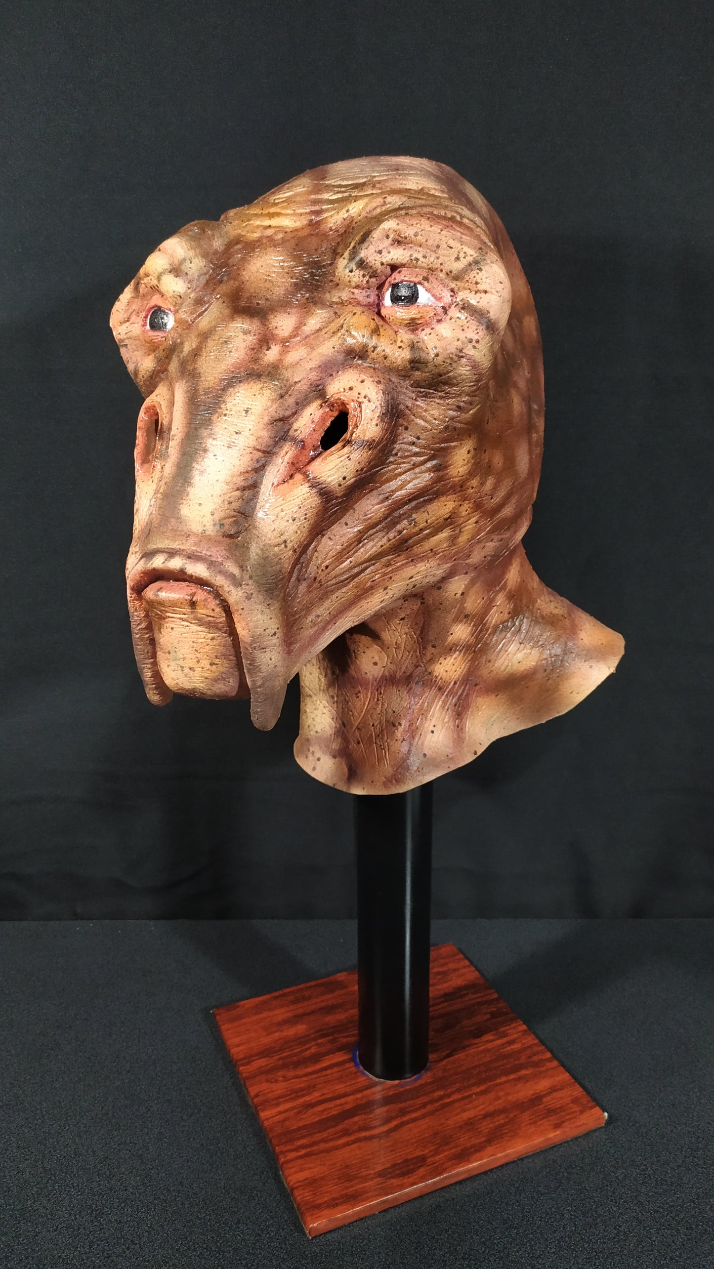 ELLO ASTY LATEX MASK