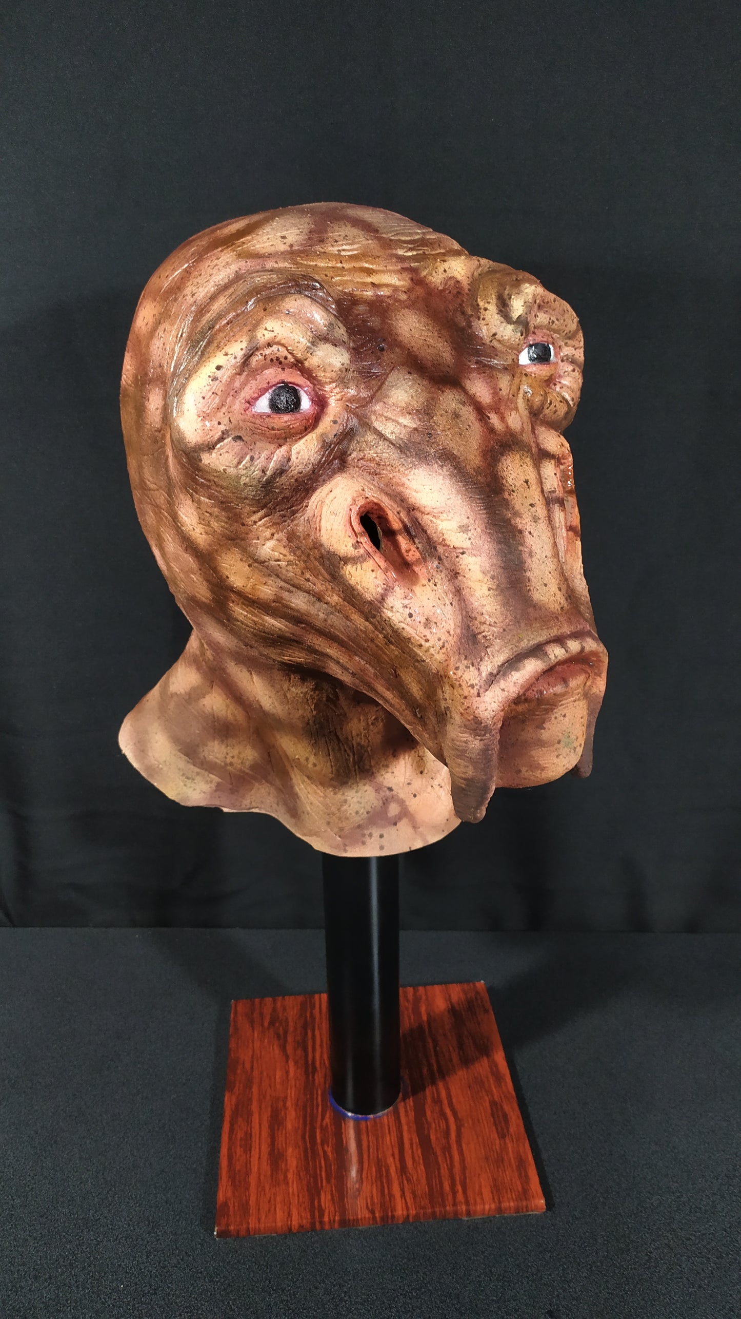 ELLO ASTY LATEX MASK